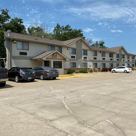 Super 8 By Wyndham Independence Ia Hotel Exterior photo