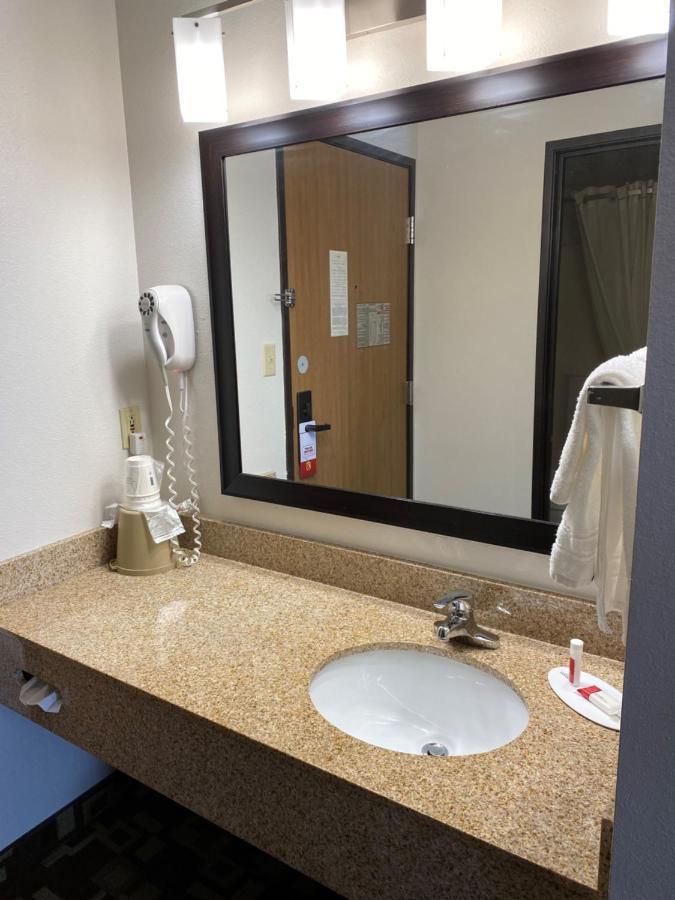 Super 8 By Wyndham Independence Ia Hotel Exterior photo